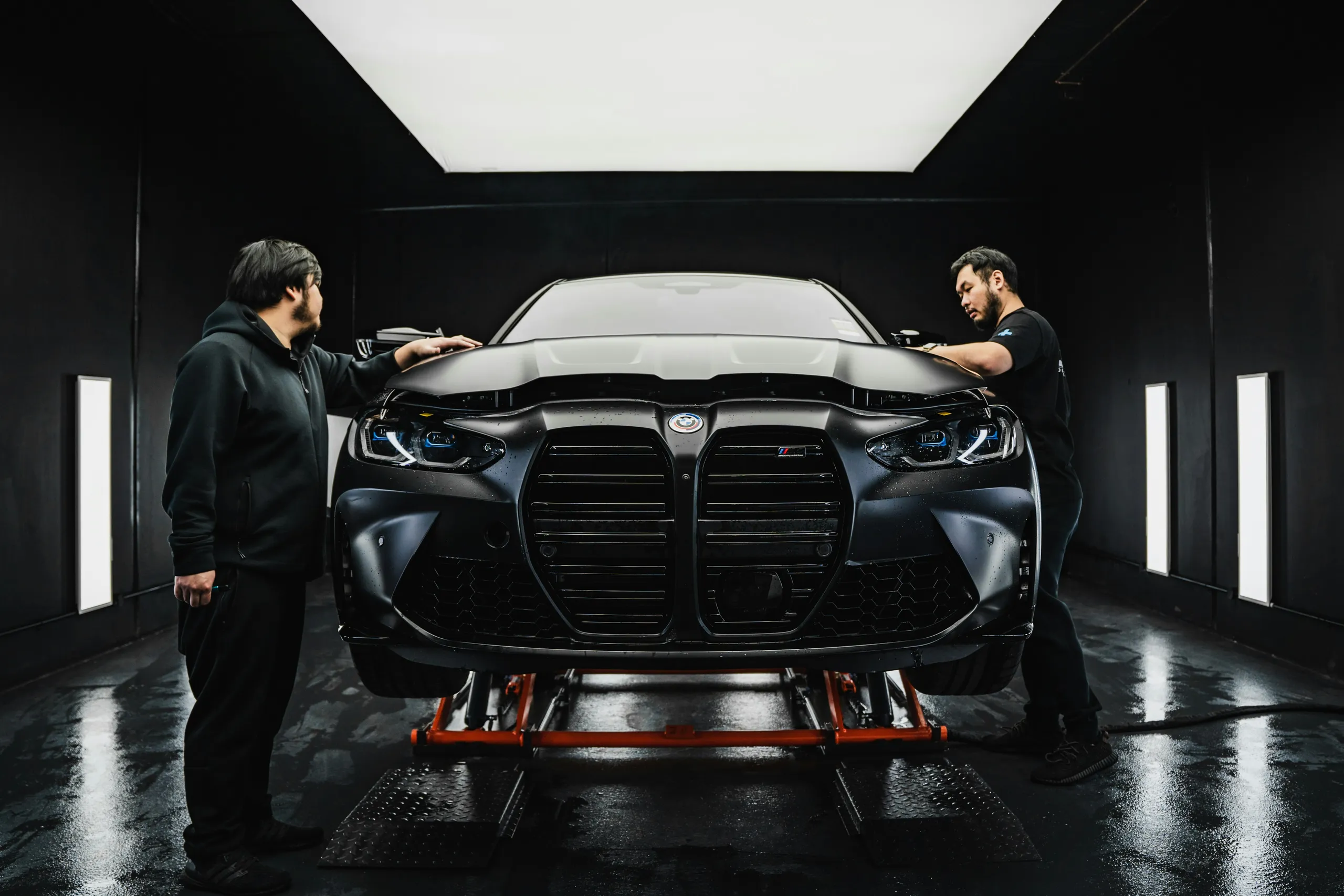 To samo auto po detailingu — lakier czysty, z lustrzanym połyskiem